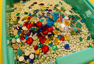 Glitzersteine auf Kieselsteinen
