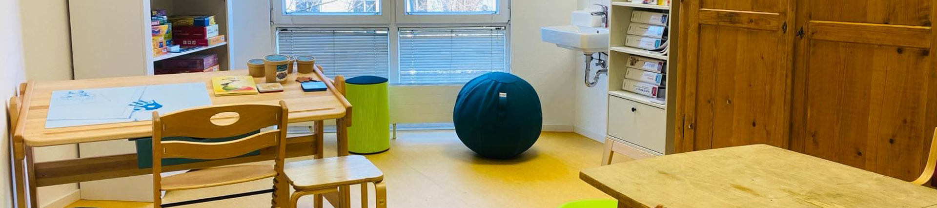 Banner mit langem, hellem Kindertherapiezimmer