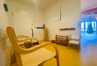 Helles, kinderfreundliches Therapiezimmer