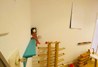 Therapiespielzeug und Puppe
