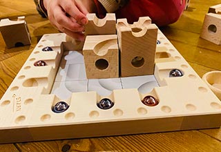 Holzspielzeug mit Murmeln