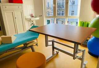 Physiotherapie-Tisch mit Therapiegeräten