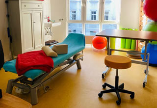 Therapieliege mit Physiobällen